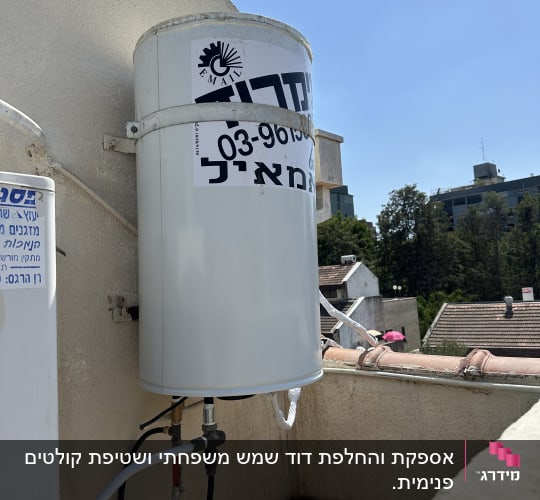 דוד שמש מותקן על גג עם צנרת מחוברת